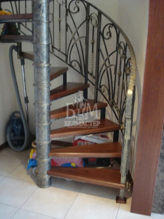 Винтовая лестница с кованными перилами ЛМ 42