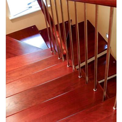 Маршевая лестница с забежными ступенями из ольхи ЛМ 26