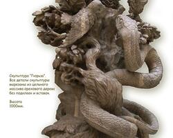 Резная деревянная скульптура «Гюрьза». Все детали скульптуры вырезаны из цельного массива орехового дерева без подклеек и вставок. Высота 1000мм.