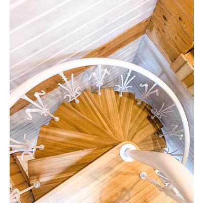 Винтовая лестница на мансарду из ясеня ЛМ 41