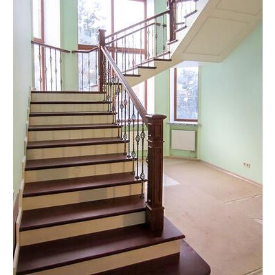 Лестница из массива бука с кованными перилами ЛМ 05