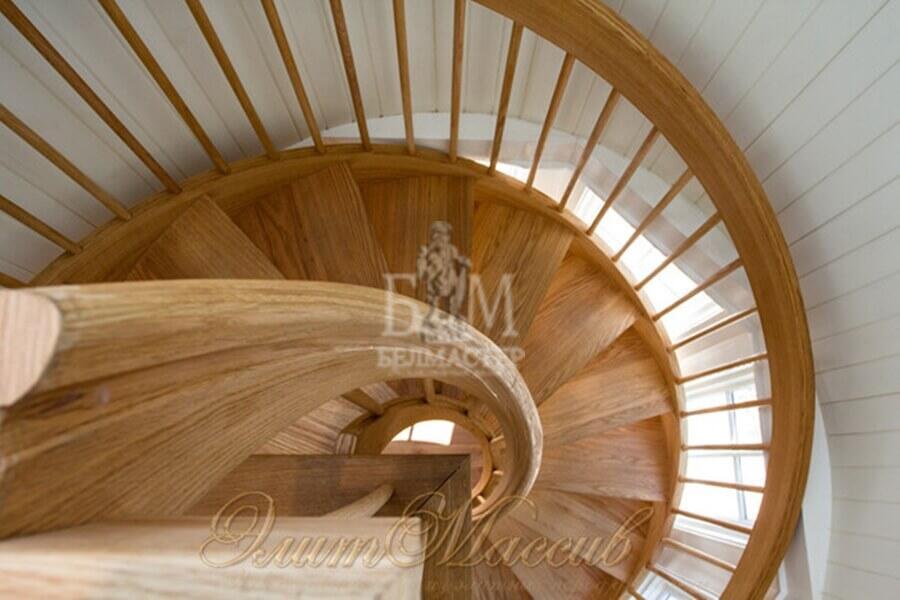 Винтовая лестница с перилами из дерева ЛМ 43