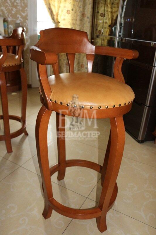 Барный стул из массива с мягким сиденьем