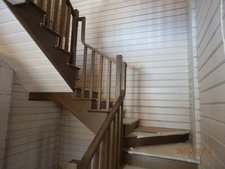 Поворотная лестница из массива серого дуба на второй этаж